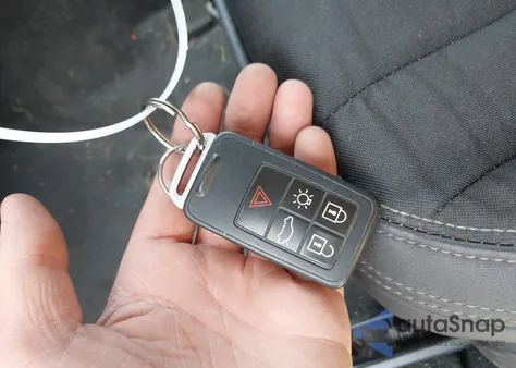 2015 Volvo S60 T5 z USA, uszkodzony, nr VIN YV126MFA5F2301840